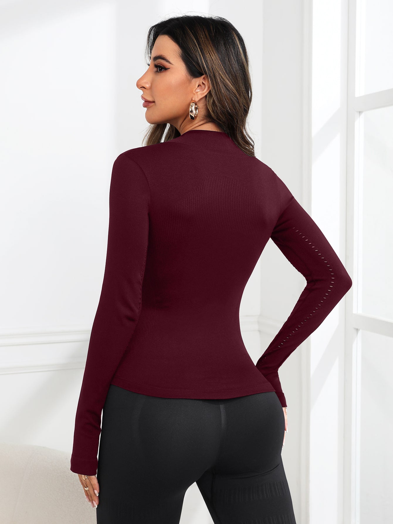 Women’s Seamless Zip-Up Sports Jacket with Thumb Holes & Textured Breathable Design