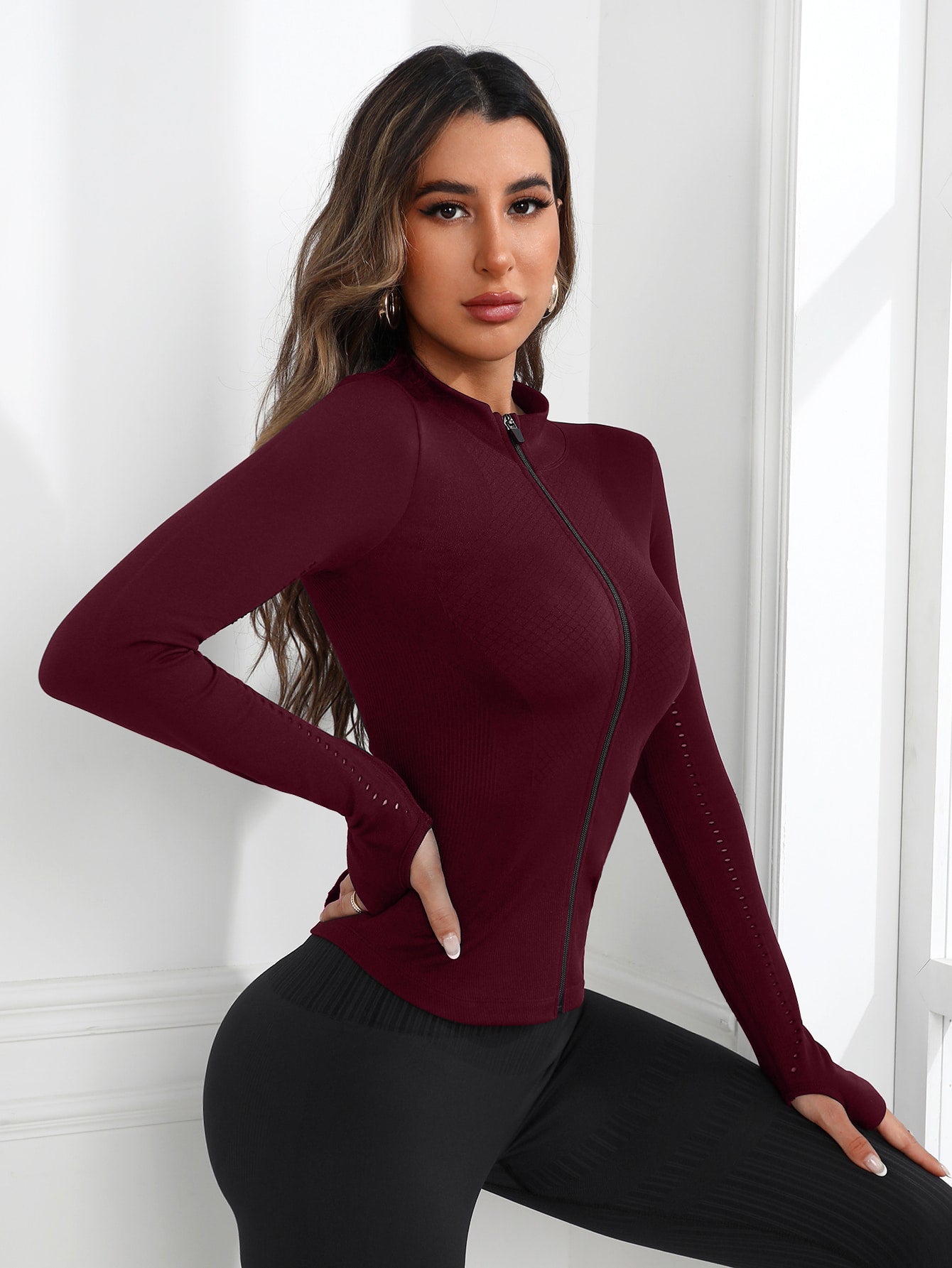 Women’s Seamless Zip-Up Sports Jacket with Thumb Holes & Textured Breathable Design
