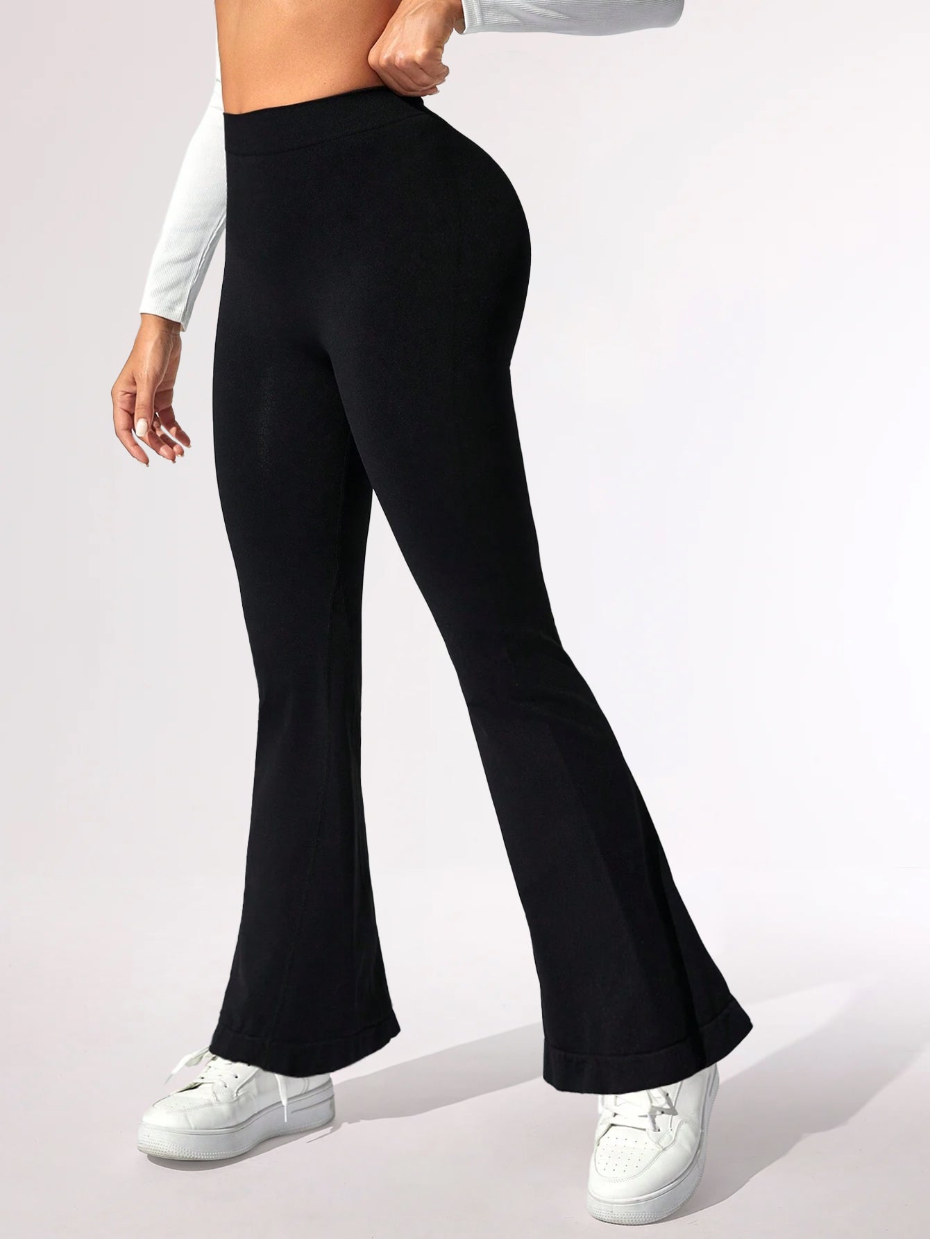 Pantalones acampanados con cintura en V perfumados