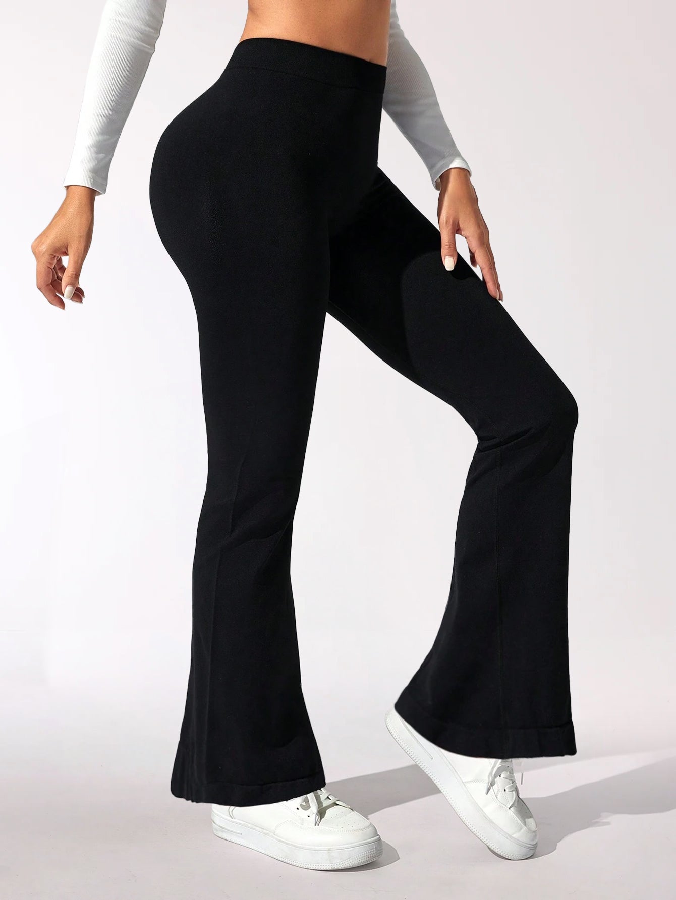 Pantalones acampanados con cintura en V perfumados
