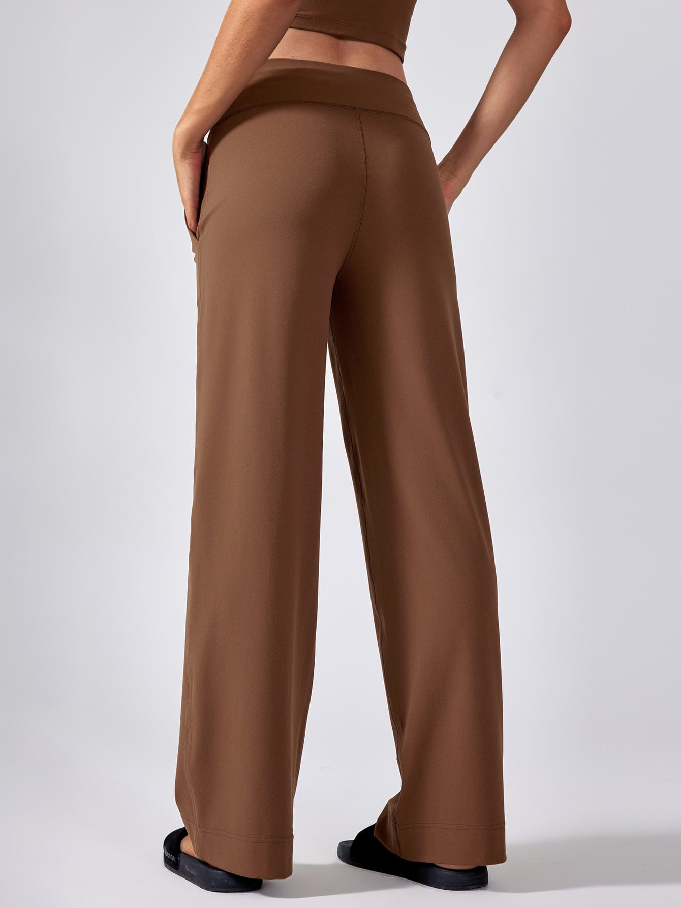 Pantalones acampanados con cintura en V perfumados