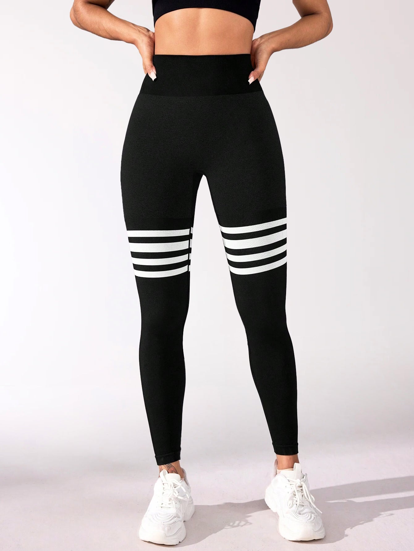 V-Back Side-Ribbed Scrunch Butt Stripe Print Leggings