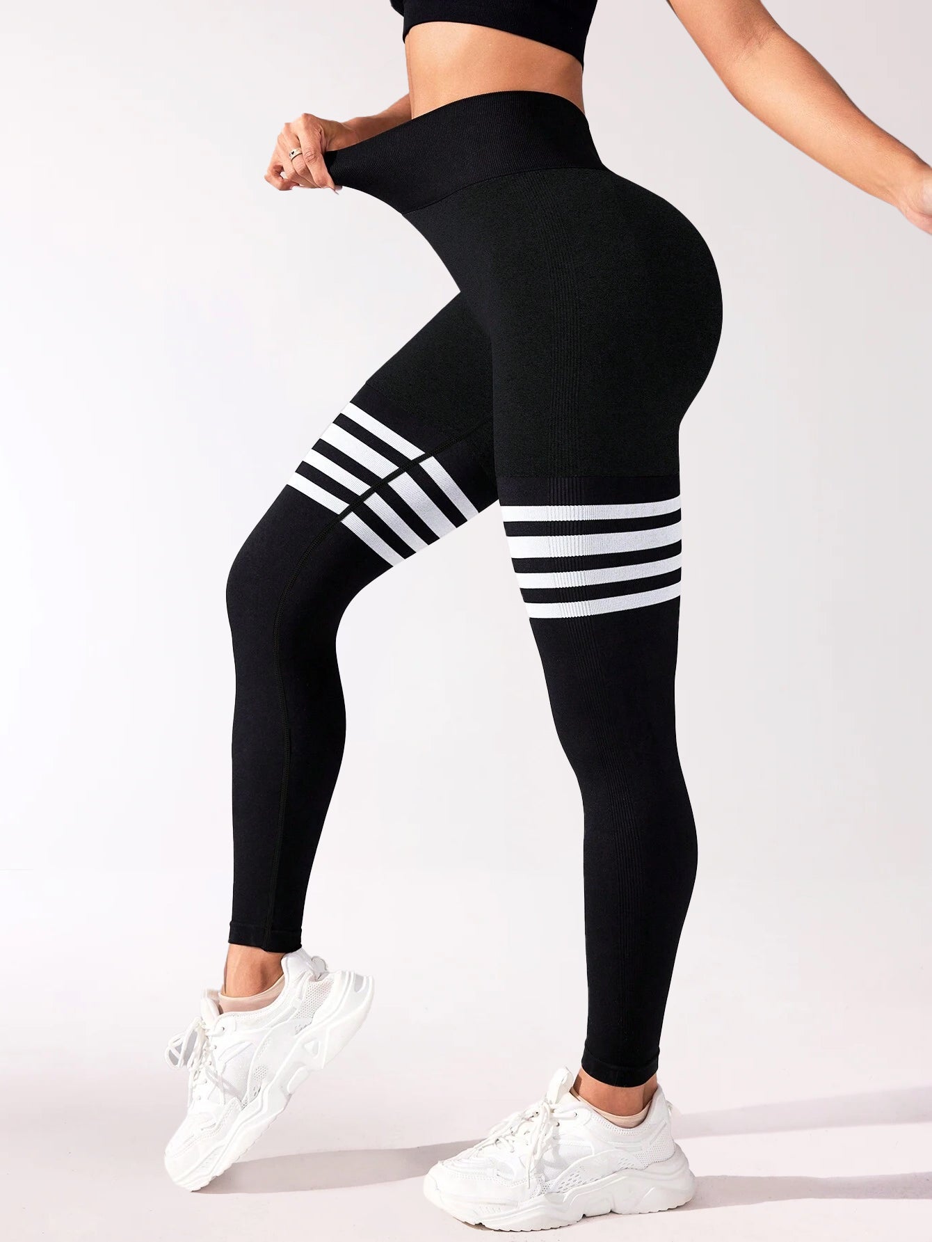 V-Back Side-Ribbed Scrunch Butt Stripe Print Leggings