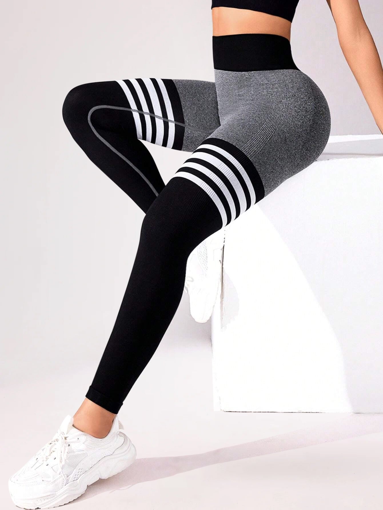 V-Back Side-Ribbed Scrunch Butt Stripe Print Leggings